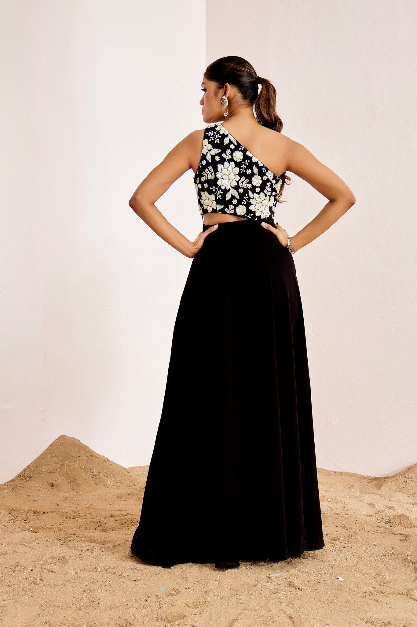 BLACK ONE SHOULDER GOWN